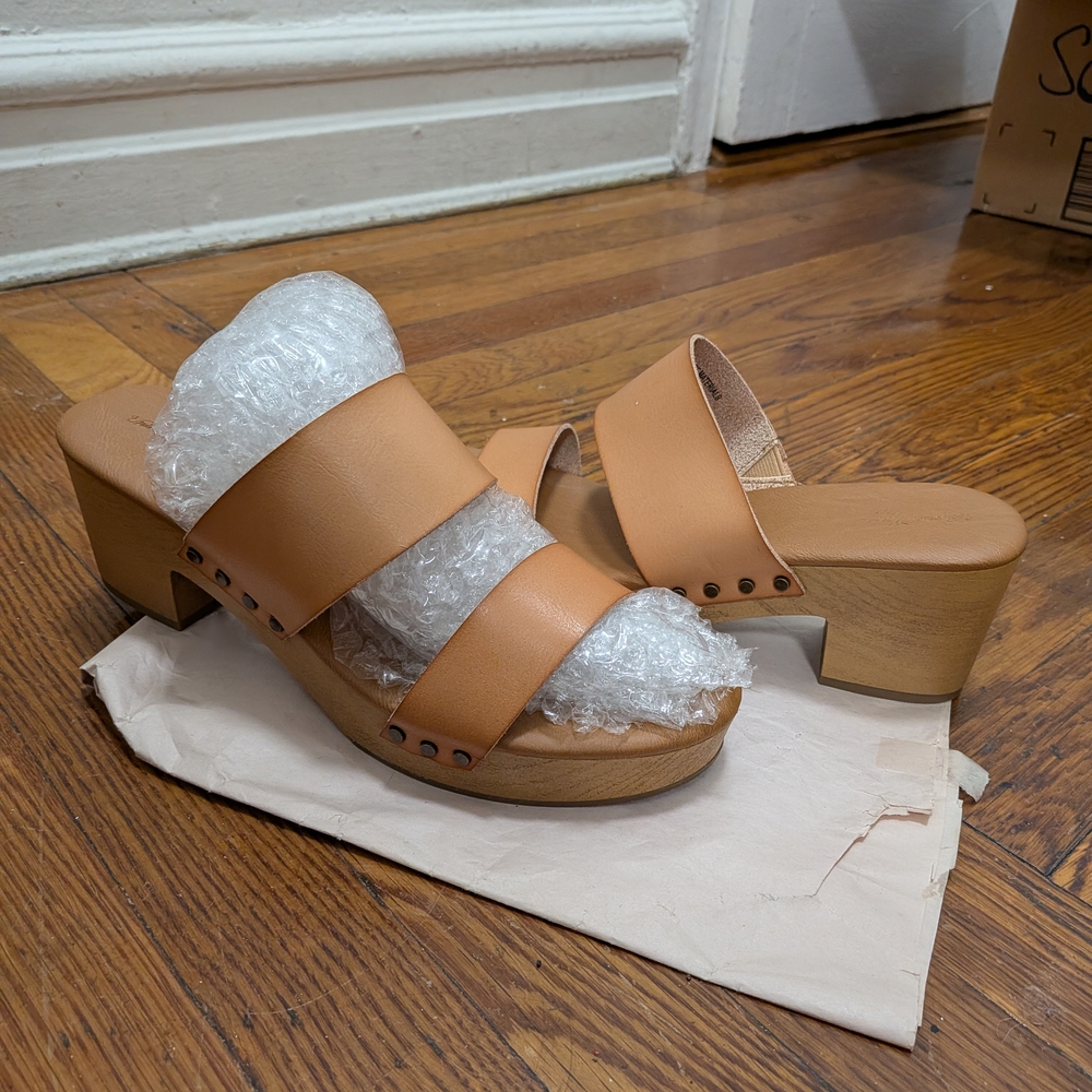 Universal Thread Tan Two-Band Block Heel Mules
